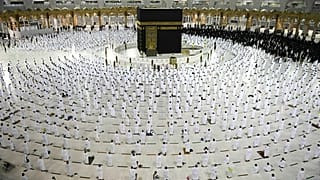 آلاف المسلمين يحيون ليلة القدر في مكة المكرمة