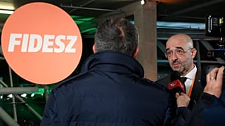 Kovács Zoltán a sajtónak nyilatkozik a Fidesz-KDNP választási eredményváró rendezvényén 2022. április 3-án – képünk illusztráció
