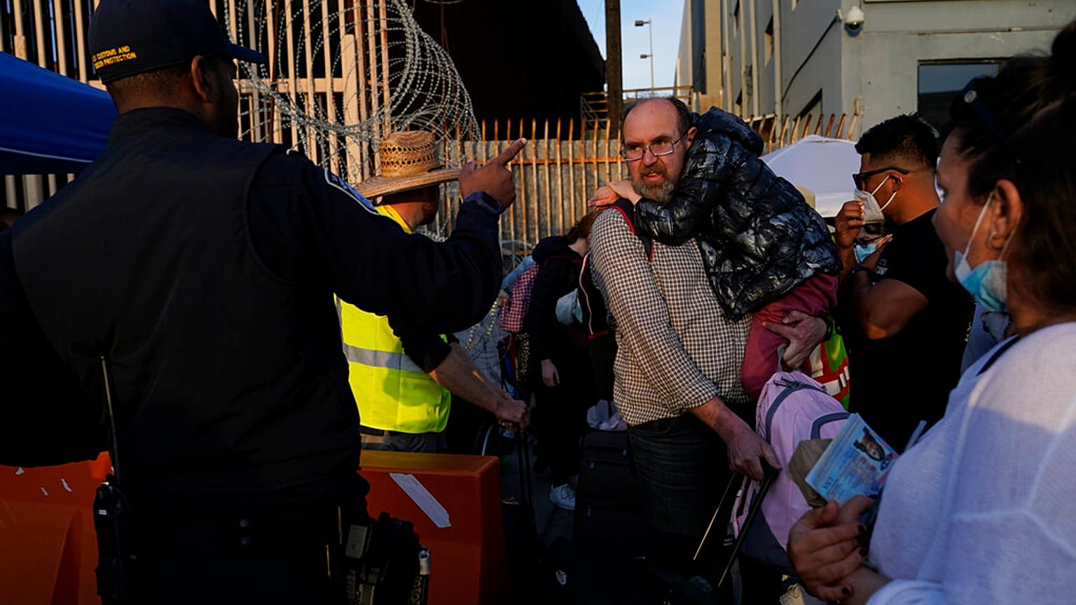 Refugiados ucranianos se preparan para cruzar la frontera, el lunes 4 de abril de 2022, en Tijuana, México