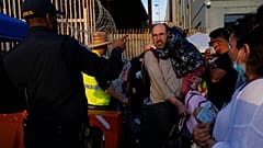 Refugiados ucranianos se preparan para cruzar la frontera, el lunes 4 de abril de 2022, en Tijuana, México