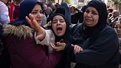 Palästinenser:innen während einer Beerdigung im Flüchtlingslager von Dschenin im Westjordanland, 31.03.2022