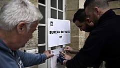 Подготовка избирательного участка в Бордо 9 апреля 2022