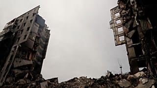 آثار لأنقاض مباني مدمرة