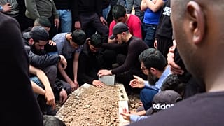 لحظة دفن القتيل 
