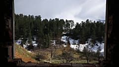 Вид из разрушенного в Боснийскую войну дома 4 апреля 2022
