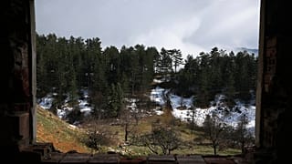 Вид из разрушенного в Боснийскую войну дома 4 апреля 2022