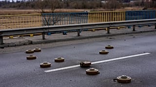 Minen auf einer Brücke vor Butscha in der Ukraine