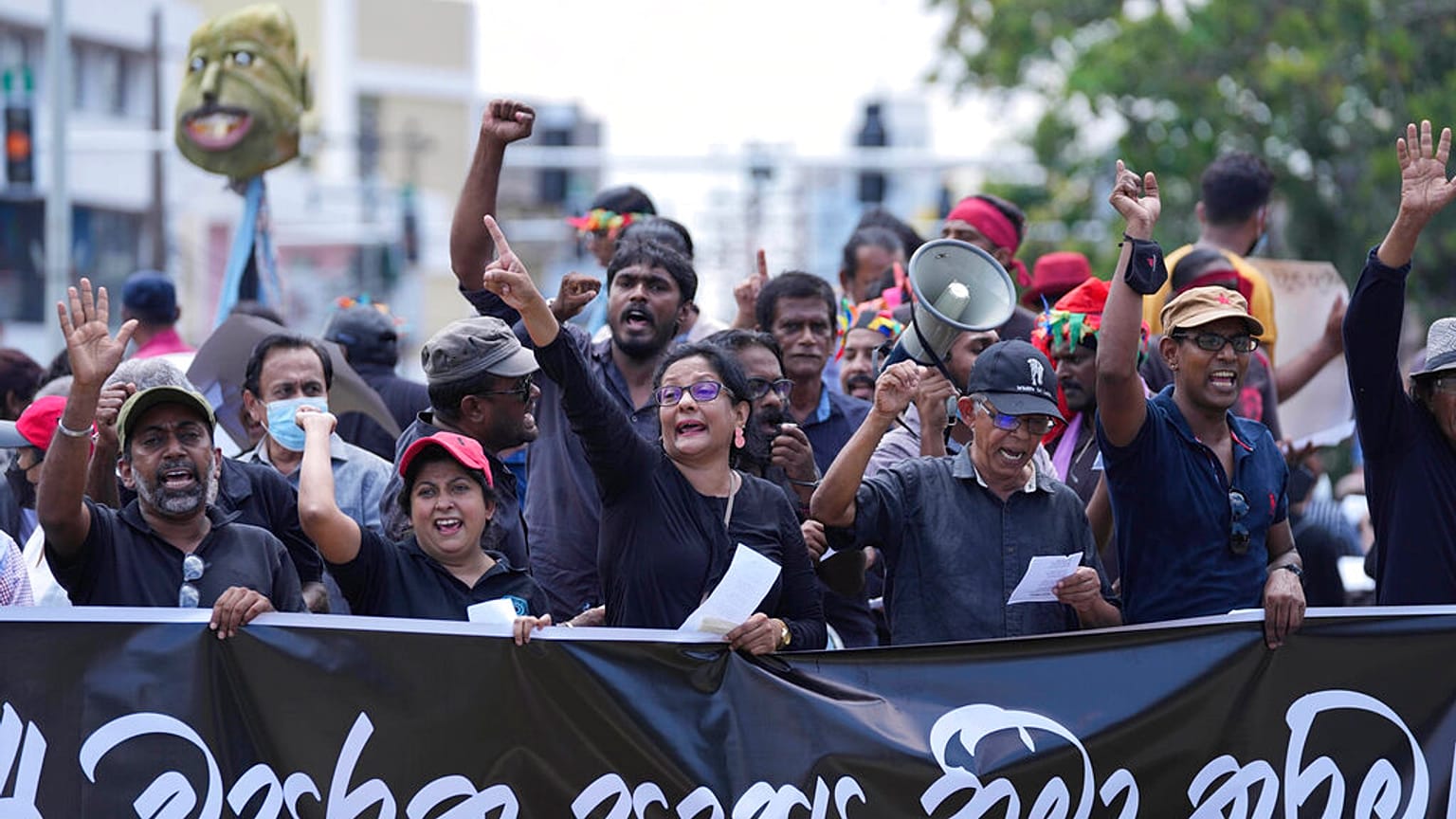 Des Sri-lankais protestent pour exiger la démission du président Gotabaya Rajapaksa, à Colombo, au Sri Lanka, le mardi 5 avril 2022