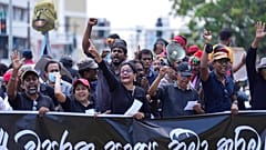 Des Sri-lankais protestent pour exiger la démission du président Gotabaya Rajapaksa, à Colombo, au Sri Lanka, le mardi 5 avril 2022