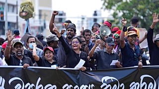 Des Sri-lankais protestent pour exiger la démission du président Gotabaya Rajapaksa, à Colombo, au Sri Lanka, le mardi 5 avril 2022