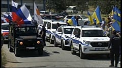 Russischer Konvoi vor ukrainischen Flaggen in Zypern