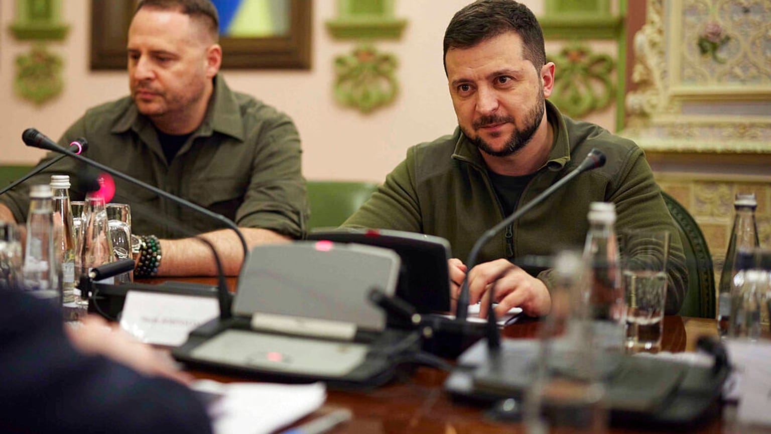 Cette image fournie par le service de presse de la présidence ukrainienne, a été prise lors d'une réunion avec le Premier ministre britannique, à Kiev, en Ukraine, samedi 9 av