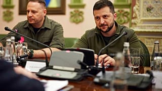 Cette image fournie par le service de presse de la présidence ukrainienne, a été prise lors d'une réunion avec le Premier ministre britannique, à Kiev, en Ukraine, samedi 9 av