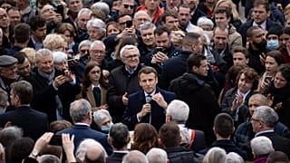Emmanuel Macron támogatóihoz beszél egy kampányrendezvényen a nyugat-franciaországi Spézetben 2022. április 2-án