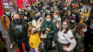 Menschenschlange vor einem Wahllokal in Montreal