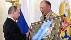 2016: Putyin átvesz egy Szíriában készült képet Dvornikov tábornoktól