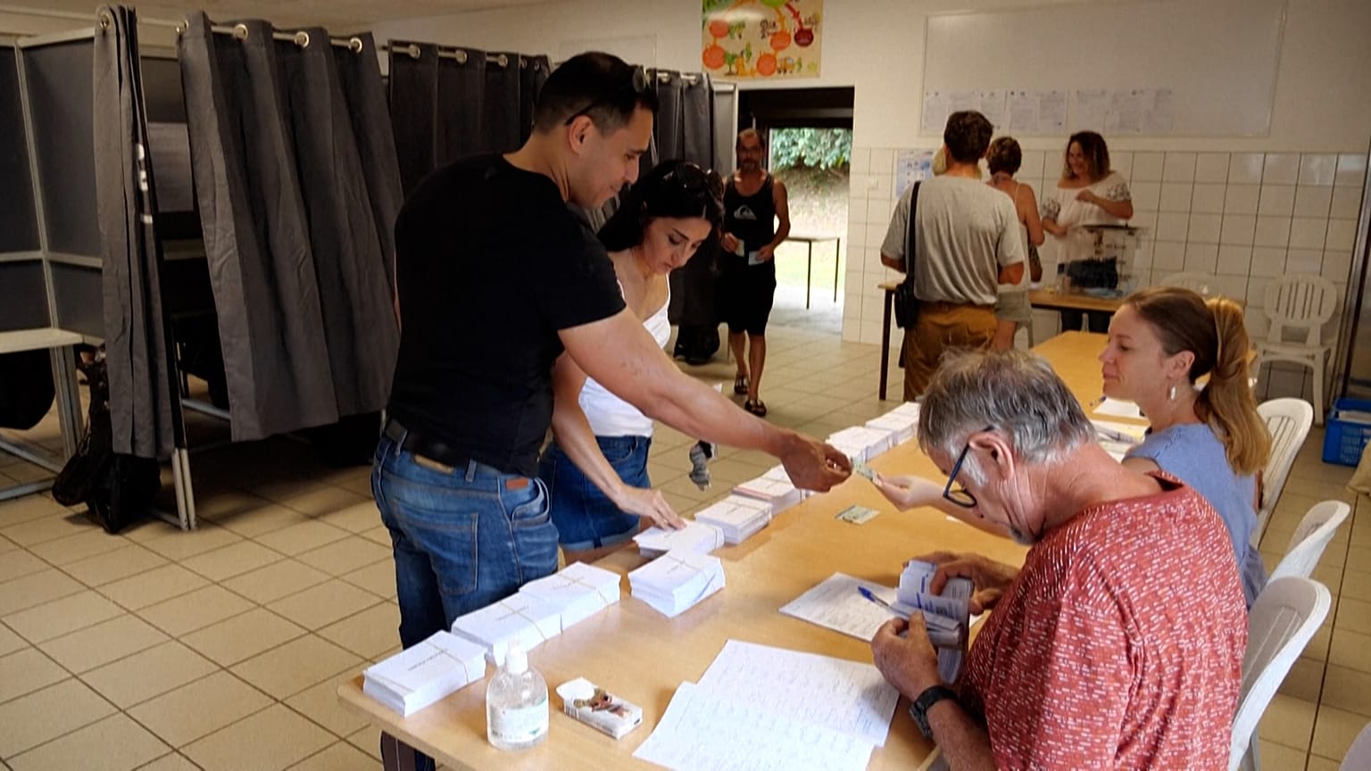Fransız seçmen sandık başına gitti