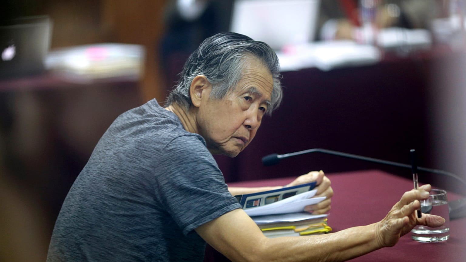El encarcelado ex presidente peruano Alberto Fujimori asiste a su juicio en una base policial en las afueras de Lima, Perú, 23 de abril de 2014