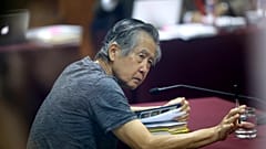 El encarcelado ex presidente peruano Alberto Fujimori asiste a su juicio en una base policial en las afueras de Lima, Perú, 23 de abril de 2014