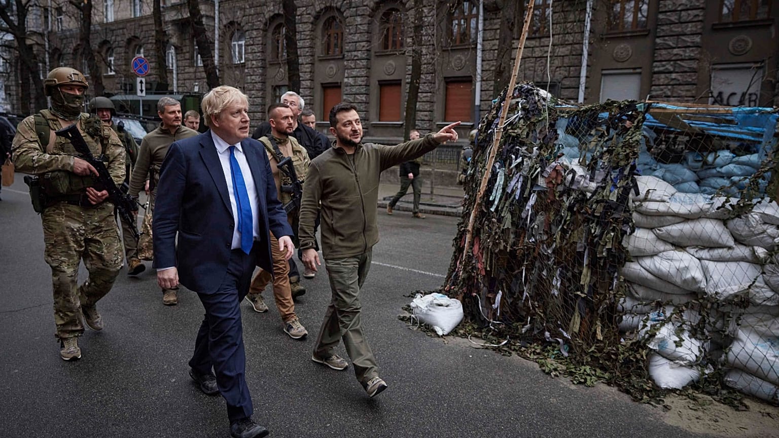 Zelensky ve Johnson, Kiev sokaklarını gezdi