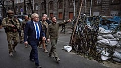 Zelensky ve Johnson, Kiev sokaklarını gezdi