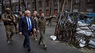 Zelensky ve Johnson, Kiev sokaklarını gezdi