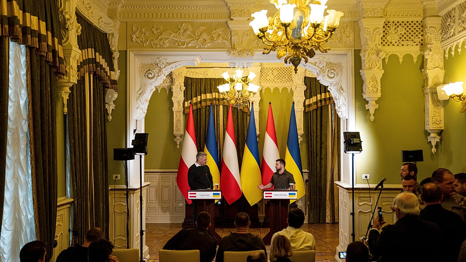 Le chancelier autrichien à Kyiv en Ukraine après s'être rendu à Boutcha où des dizaines de corps portant des vêtements civils ont été découverts