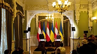 Le chancelier autrichien à Kyiv en Ukraine après s'être rendu à Boutcha où des dizaines de corps portant des vêtements civils ont été découverts