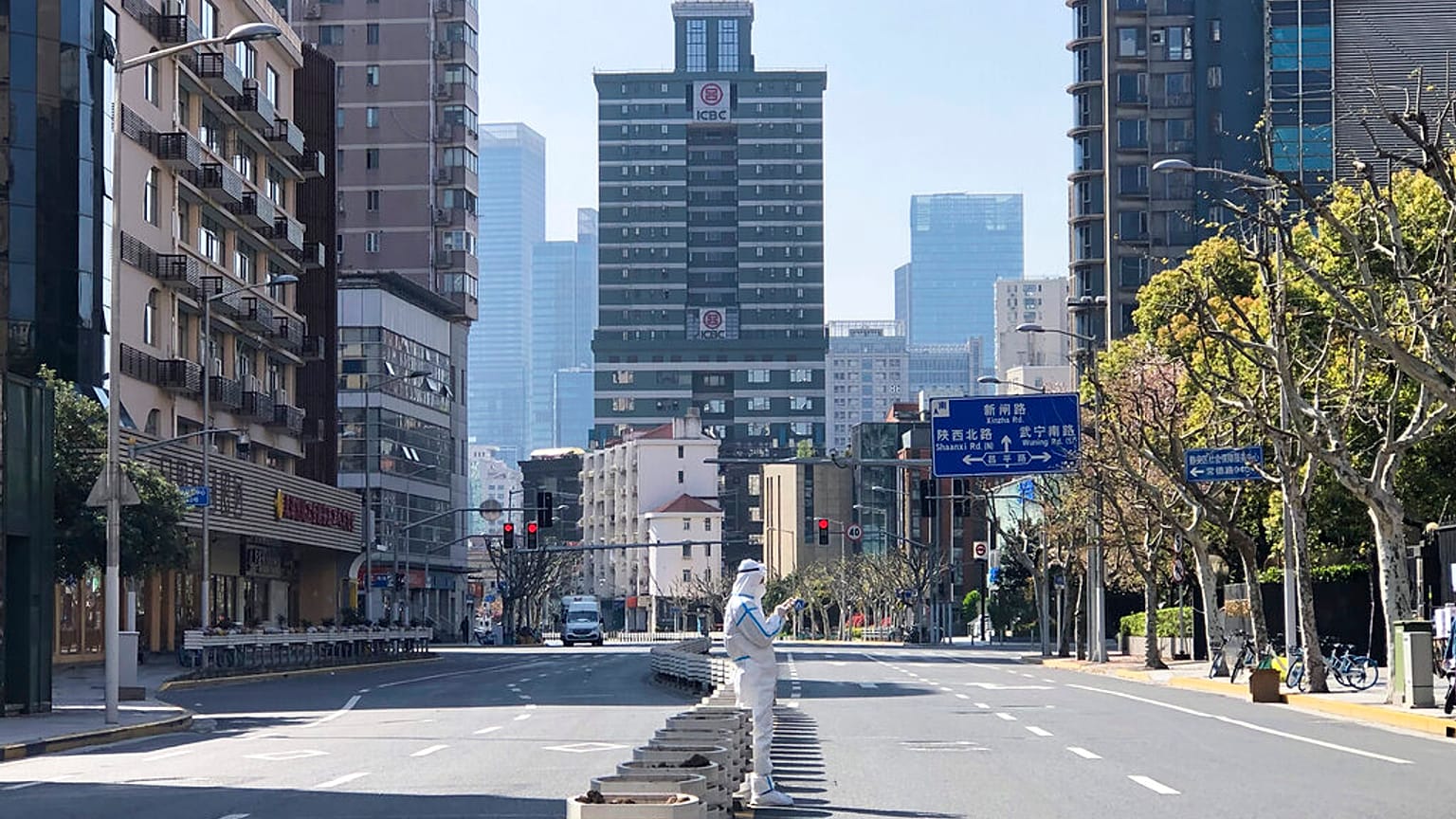 Üres utca a lezárt Sanghajban