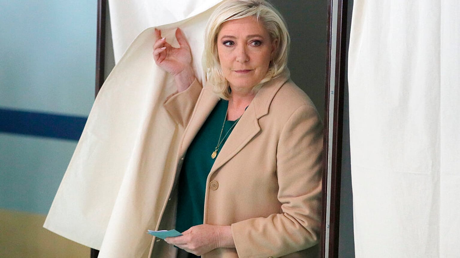 Marine Le Pen im Wahlbüro in Hénin-Beaumont am 10. April 2022