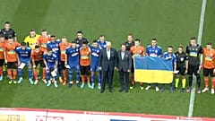 Une minute de silence a été observée avant le match. 