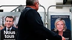 Les affiches de campagne d'Emmanuel Macron et Marine Le Pen à Anglet, 8 avril 2022.