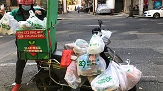 Un repartidor de comida en la ciudad de Shanghái