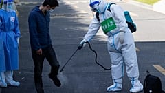 Genesener Patient auf dem Weg aus dem Quarantänezentrum in Shanghai