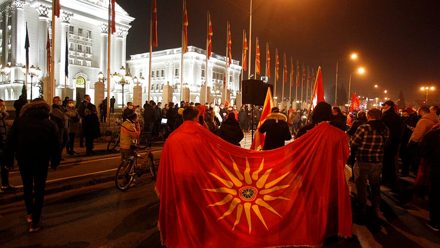 Συγκέντρωση πολιτών έξω από το κυβερνητικό κτίριο στα Σκόπια