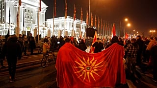 Συγκέντρωση πολιτών έξω από το κυβερνητικό κτίριο στα Σκόπια
