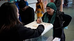 امرأة تدلي بصوتها في مركز اقتراع يوم الأحد 10 أبريل 2022 في منطقة مالباس بشمال مرسيليا جنوب فرنسا