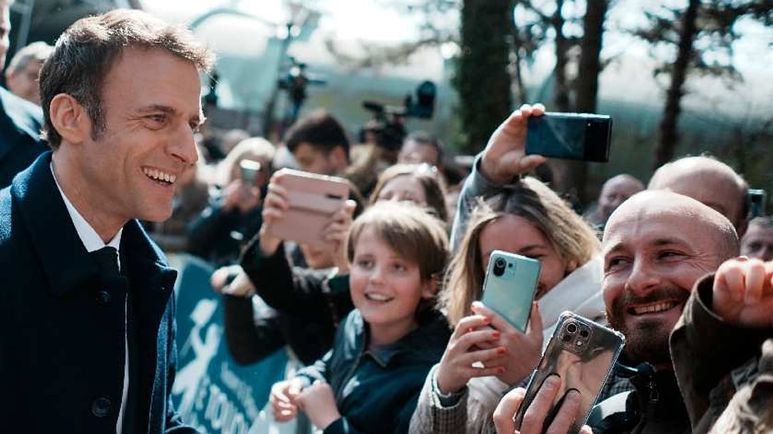 Emmanuel Macron (balra) helyi lakosokkal az észak-franciaországi Le Touquet-ben miután  leadta szavazatát a francia elnökválasztás első fordulójában