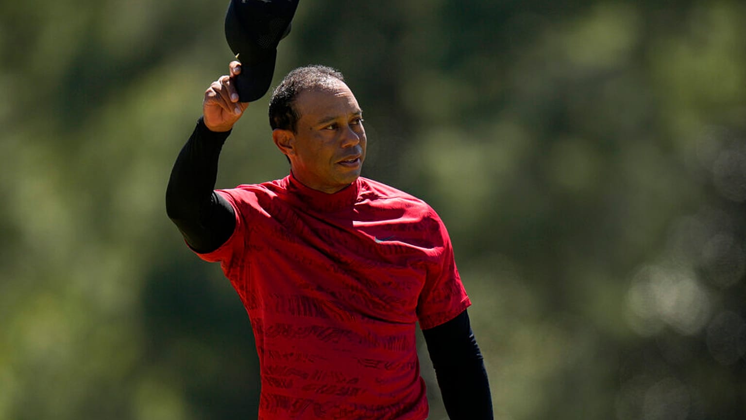 Tiger Woods saluta il pubblico di Augusta. 