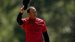 Tiger Woods saluta il pubblico di Augusta. 