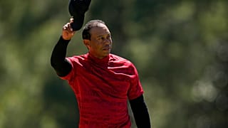 Tiger Woods saluta il pubblico di Augusta. 