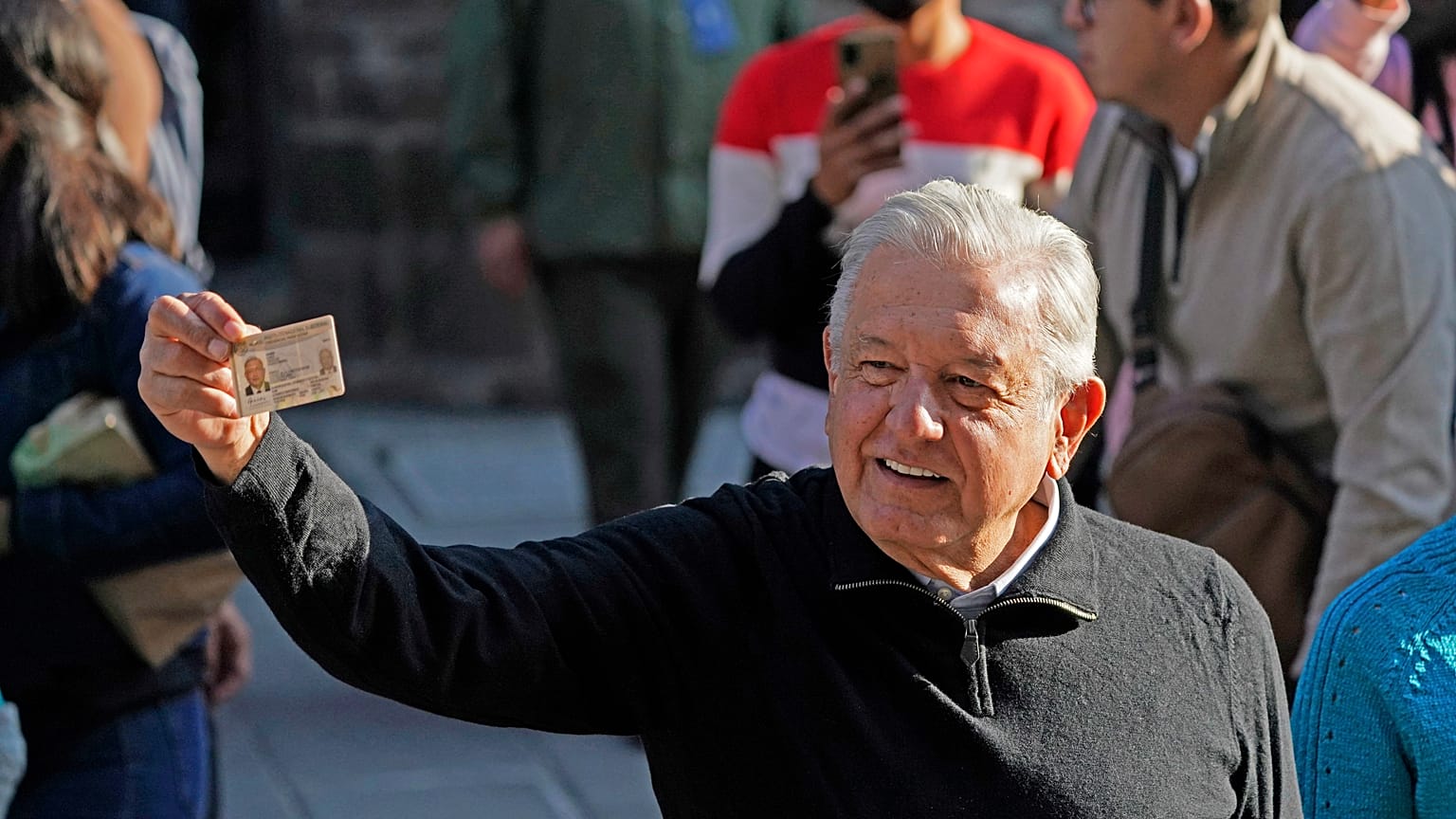 Andrés Manuel López Obrador después de votar en una consulta nacional sobre si debe terminar su sexenio apenas a la mitad en México, el domingo 10 de abril de 2022