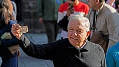 Andrés Manuel López Obrador después de votar en una consulta nacional sobre si debe terminar su sexenio apenas a la mitad en México, el domingo 10 de abril de 2022