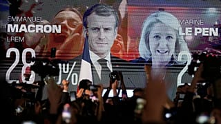 Écran montrant les résultats du premier tour avec Emmanuel Macron et Marine Le Pen