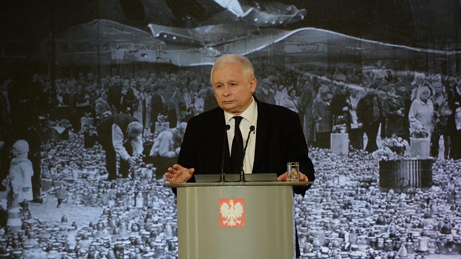 Archív felvétel: Kaczynski beszél a szmolenszki áldozatok tiszteletére rendezett ünnepségen 