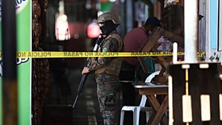 Orta Amerika ülkesi El Salvador'un başkenti San Salvador'da çetelere yönelik operasyon kapsamında bir pazar yerinde görev yapan asker