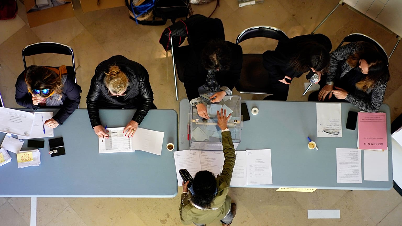 Bureau de vote à Marseille, le 10 avril 