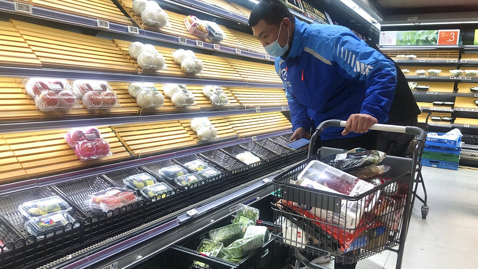 Leere Supermarktregale: Nur wer eine Sondererlaubnis hat, darf noch einkaufen in China. Alle anderen müssen auf eine Lieferung hoffen.