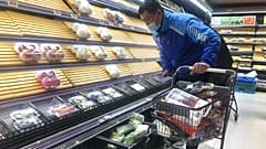 Leere Supermarktregale: Nur wer eine Sondererlaubnis hat, darf noch einkaufen in China. Alle anderen müssen auf eine Lieferung hoffen.