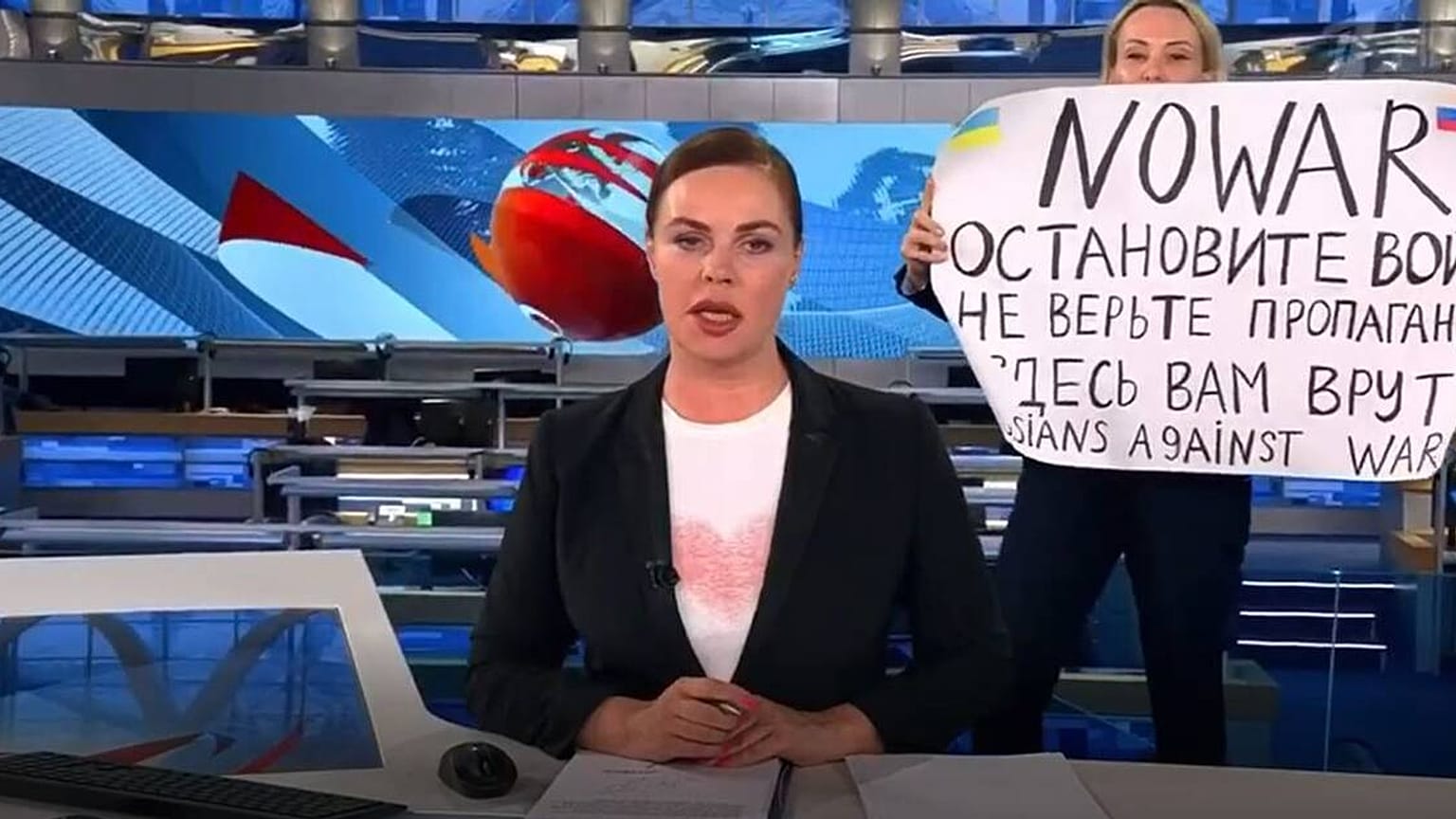 Marina Ovsiannikova'nın canlı yayın protestosu